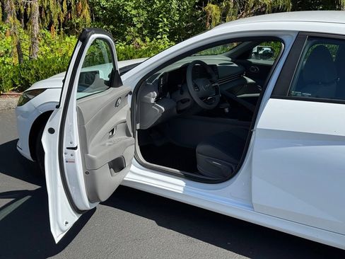 Used 2023 Hyundai Elantra Blue FWD image 8