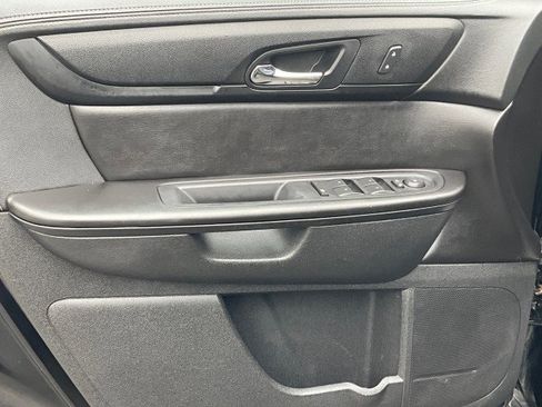 Used 2017 Chevrolet Traverse LT w/ Style and Technology Package image 27