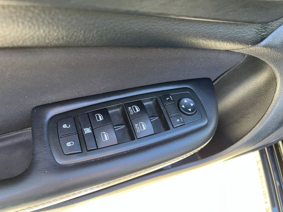 Used 2015 Chrysler 200 Limited FWD image 22