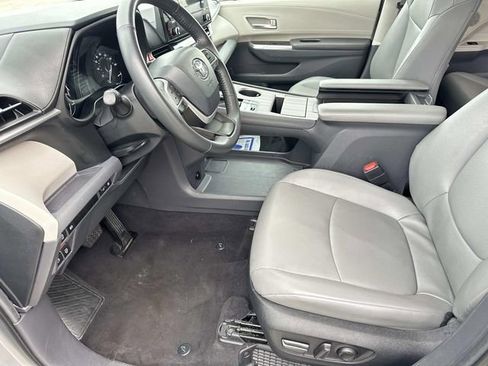Used 2024 Toyota Sienna XLE image 18