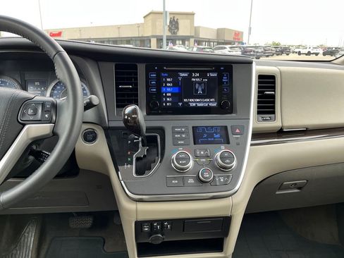 Used 2016 Toyota Sienna XLE FWD image 26