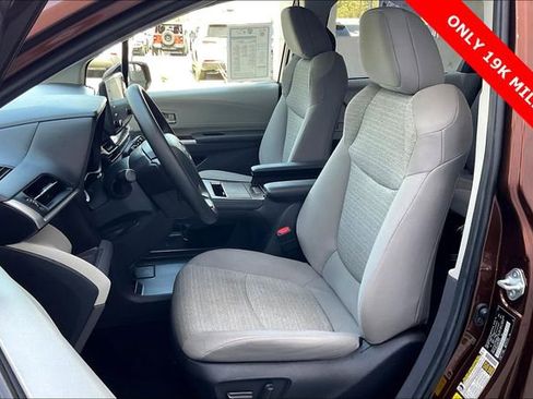 Used 2022 Toyota Sienna LE w/ LE Plus Package image 24