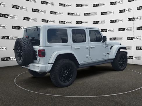 Used 2022 Jeep Wrangler Unlimited Sahara AWD/4WD image 6