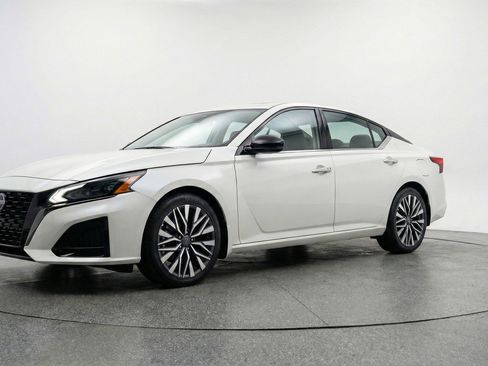 Used 2025 Nissan Altima 2.5 SV FWD image 3
