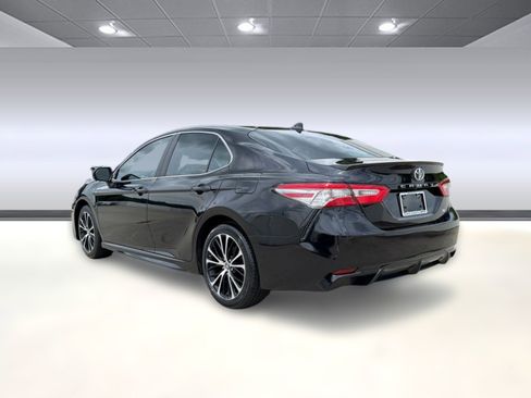 Used 2019 Toyota Camry SE FWD image 3