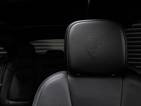 Certified 2025 Porsche Macan AWD/4WD image 15