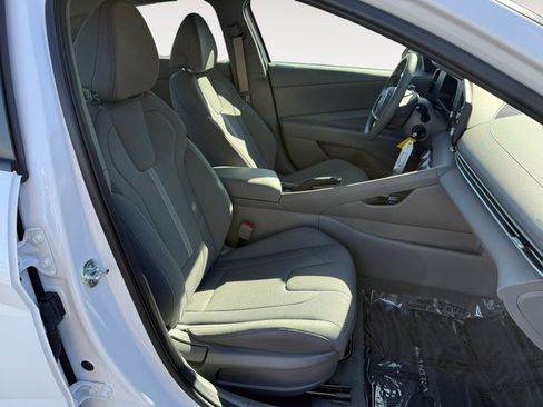 Certified 2025 Hyundai Elantra SE FWD image 19