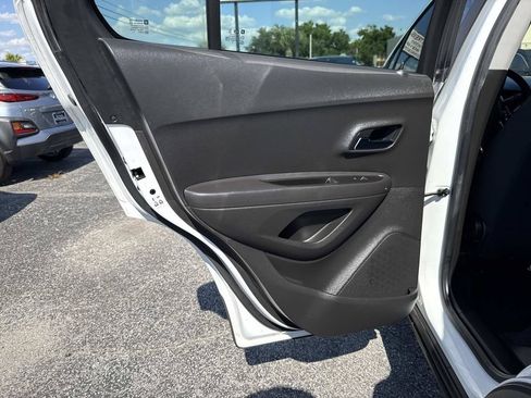 Used 2020 Chevrolet Trax LS FWD image 11