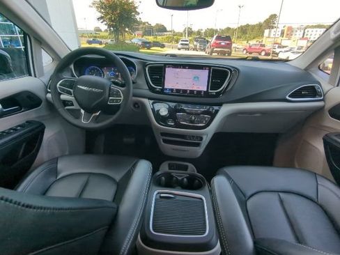 Used 2024 Chrysler Pacifica Touring-L FWD image 20