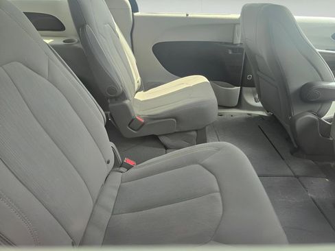 Used 2021 Chrysler Pacifica Touring FWD image 16