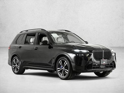 Used 2025 BMW X7 xDrive40i w/ Executive Package image 3