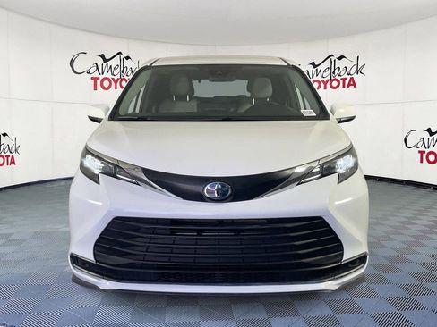 Used 2025 Toyota Sienna LE image 3