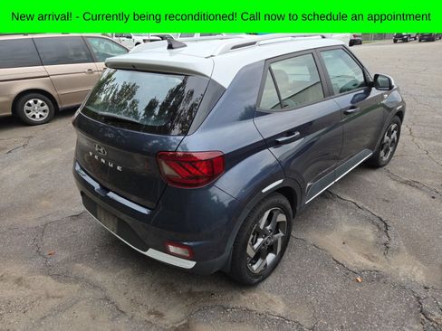 Used 2022 Hyundai Venue Limited FWD image 7