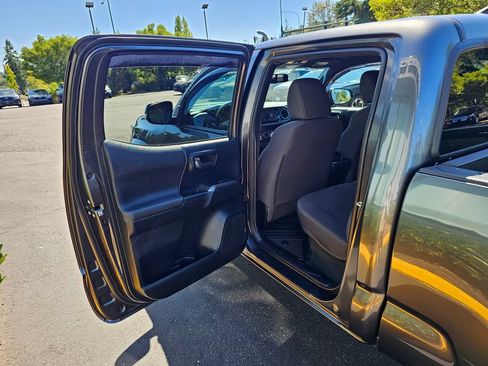 Used 2016 Toyota Tacoma TRD Sport w/ Towing Package AWD/4WD image 16