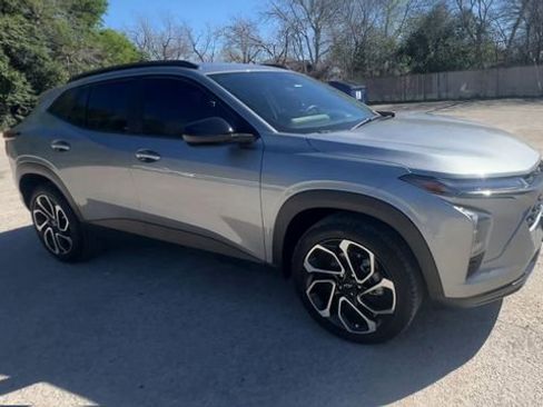 Used 2025 Chevrolet Trax RS w/ Sunroof Package image 2