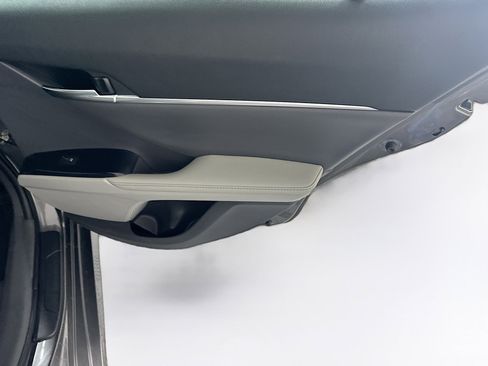 Used 2020 Toyota Camry XLE image 28