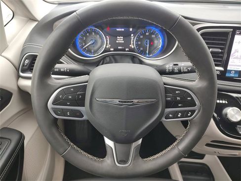 Used 2023 Chrysler Pacifica Touring-L image 14