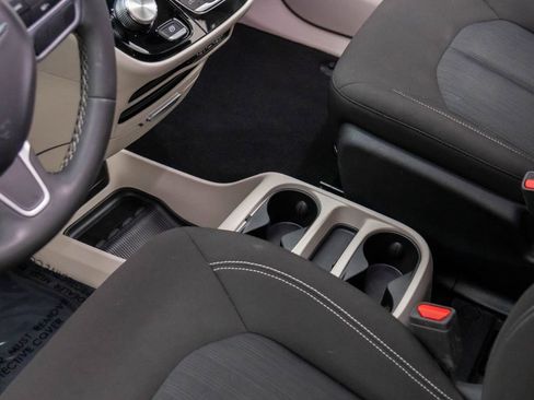 Used 2023 Chrysler Voyager LX image 13