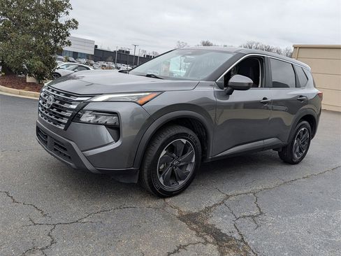 Used 2024 Nissan Rogue SV image 8