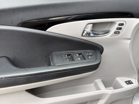 Used 2016 Honda Pilot Touring image 11