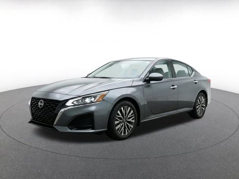 Used 2025 Nissan Altima 2.5 SV FWD image 3