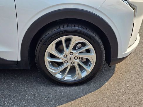New 2027 Chevrolet Bolt LT w/ Comfort Package FWD image 9