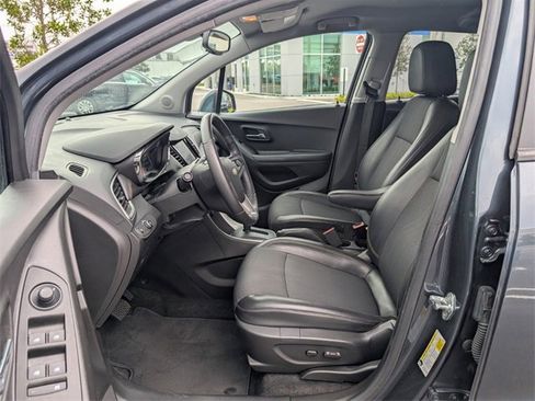 Used 2022 Chevrolet Trax LT w/ LT Convenience Package image 6