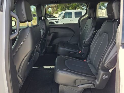 New 2026 Chrysler Pacifica Select FWD image 11