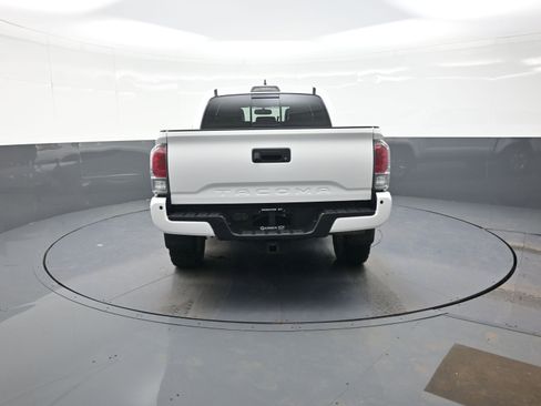 Used 2017 Toyota Tacoma Limited w/ Tow Package AWD/4WD image 4