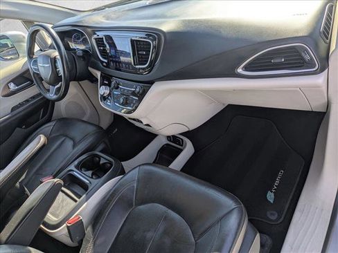 Used 2017 Chrysler Pacifica Premium image 22