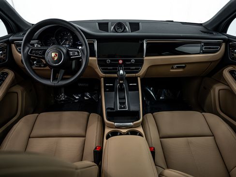 Certified 2025 Porsche Macan image 13