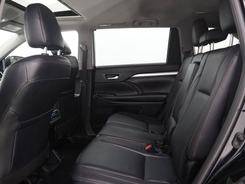 Used 2019 Toyota Highlander XLE AWD/4WD image 16