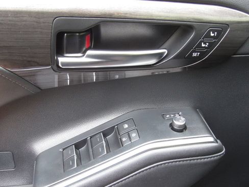 Used 2024 Toyota Highlander Limited AWD/4WD image 39