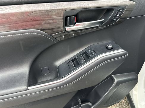 Used 2020 Toyota Highlander Limited FWD image 24