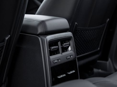 Certified 2025 Porsche Macan Electric RWD image 36