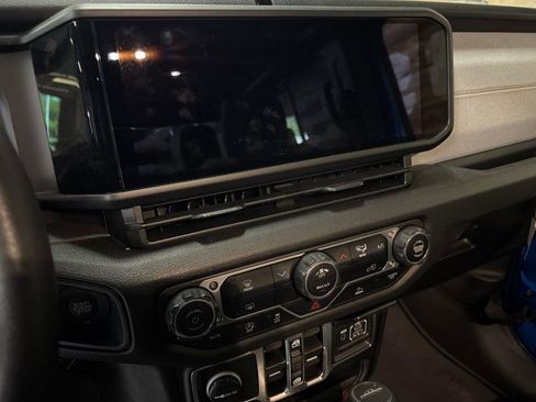 Used 2025 Jeep Gladiator Sport AWD/4WD image 3