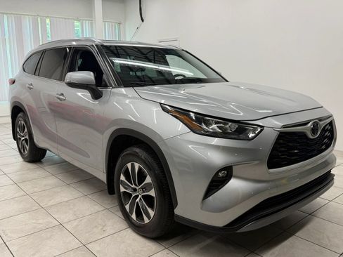 Used 2020 Toyota Highlander XLE AWD/4WD image 1