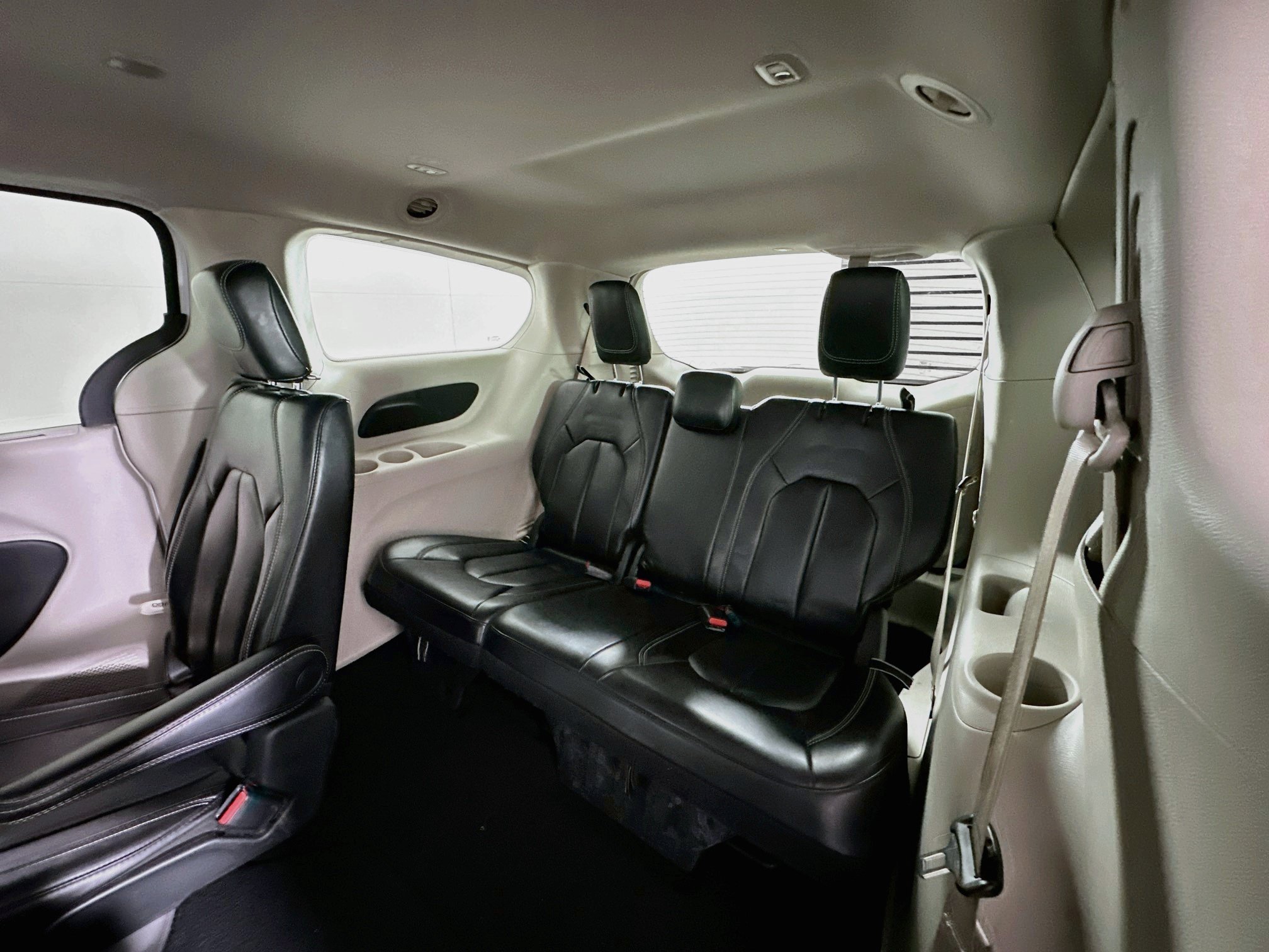 Used 2023 Chrysler Pacifica Touring-L FWD image 27