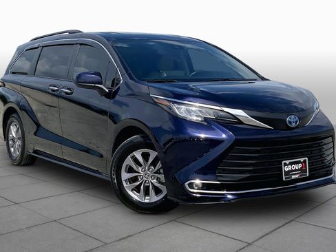 Used 2023 Toyota Sienna XLE w/ XLE Plus Package FWD image 3