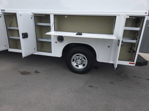 Used 2015 Chevrolet Express 3500 RWD image 4