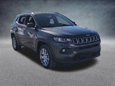 Used 2023 Jeep Compass Latitude image 12