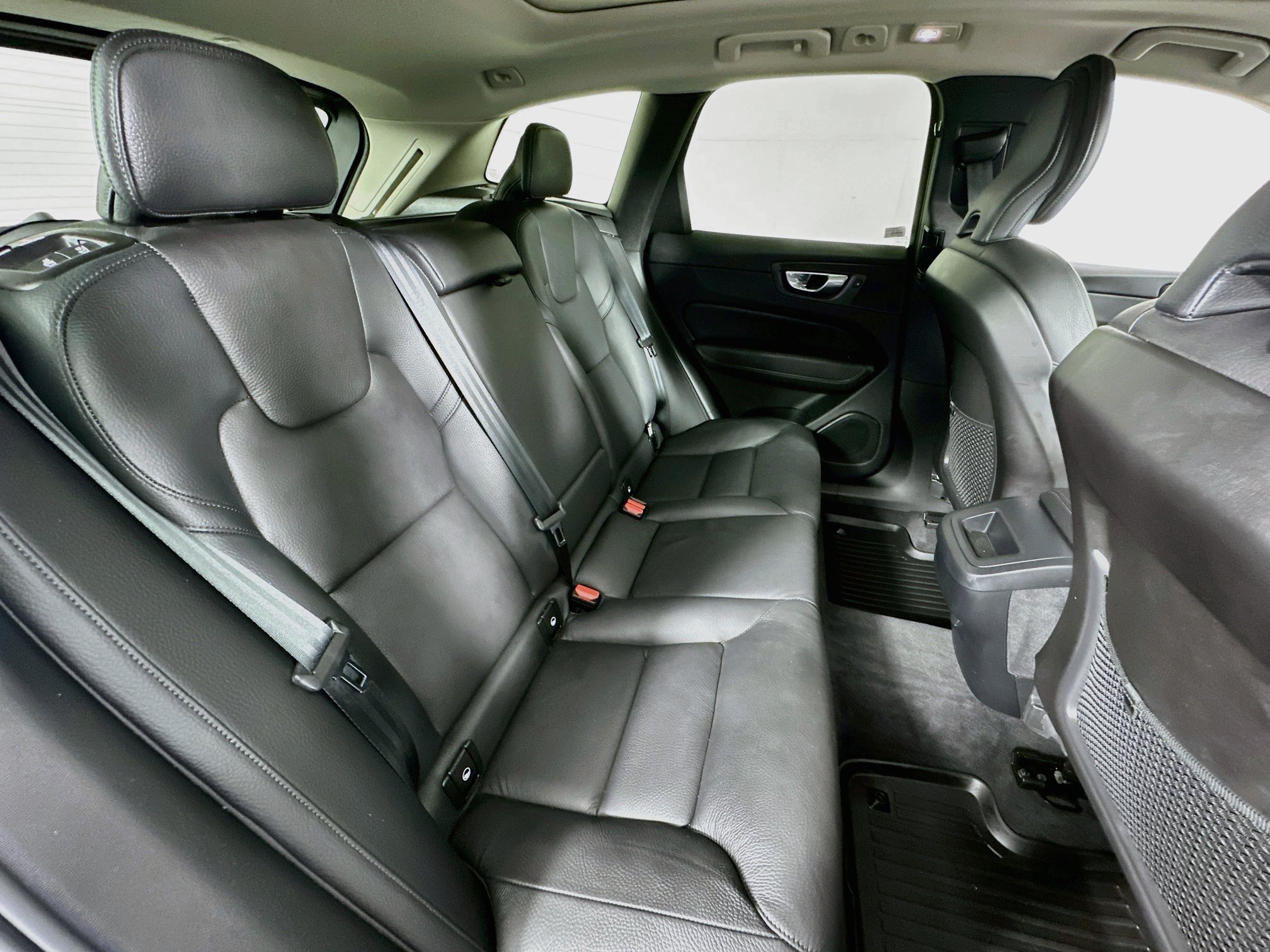 Used 2022 Volvo XC60 B5 Momentum w/ Protection Package Premier FWD image 26