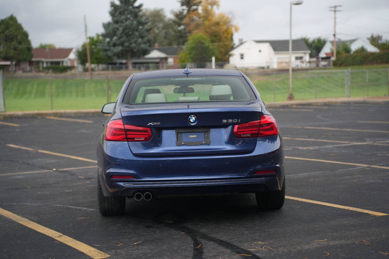 Used 2017 BMW 330i xDrive Sedan AWD/4WD image 4