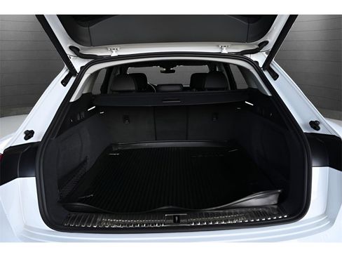 Used 2024 Audi Q8 e-tron Premium image 40