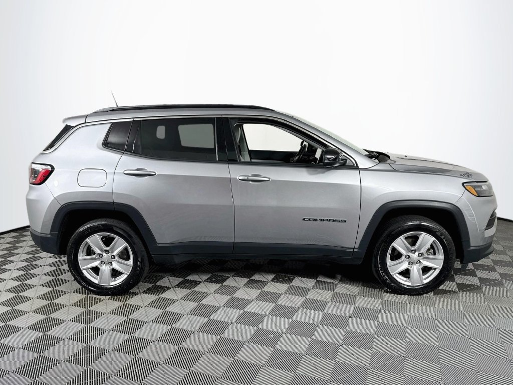 Used 2022 Jeep Compass Latitude w/ Sun and Sound Group AWD/4WD image 8