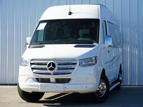 Used 2024 Mercedes-Benz Sprinter 2500 image 3