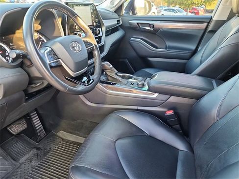 Used 2022 Toyota Highlander Limited image 12