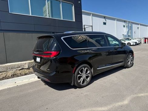 Used 2025 Chrysler Pacifica Pinnacle w/ Trailer Tow Group AWD/4WD image 3