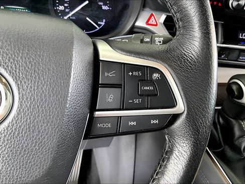 Used 2021 Toyota Sienna XLE FWD image 11