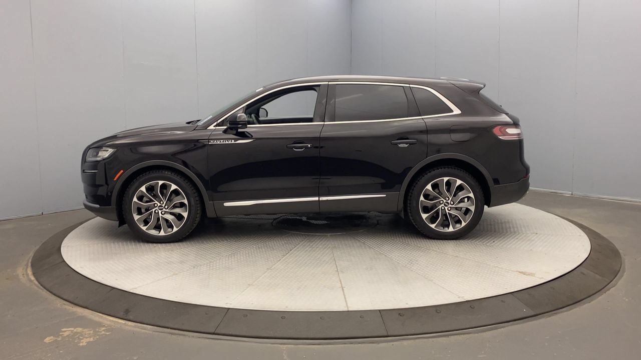 Used 2023 Lincoln Nautilus Reserve AWD/4WD image 2